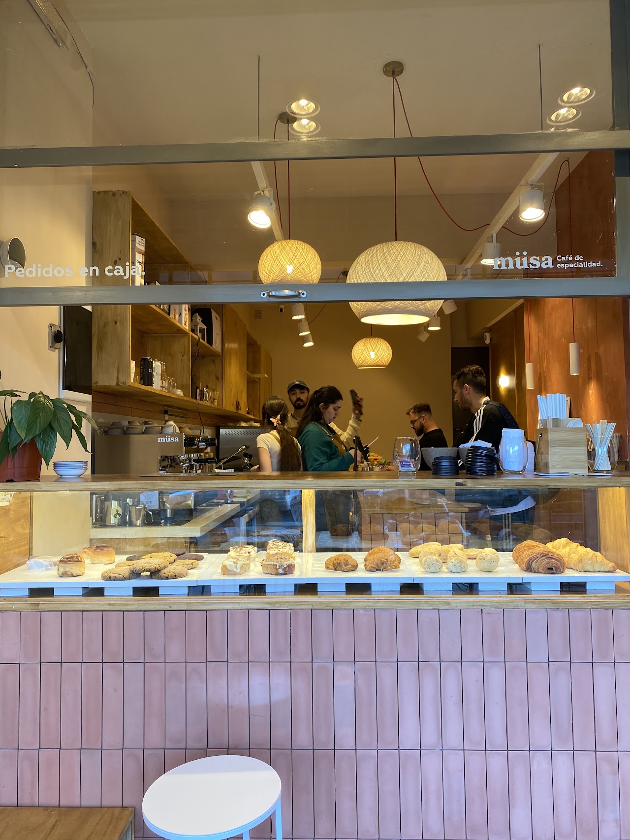 Ramo de flores y café